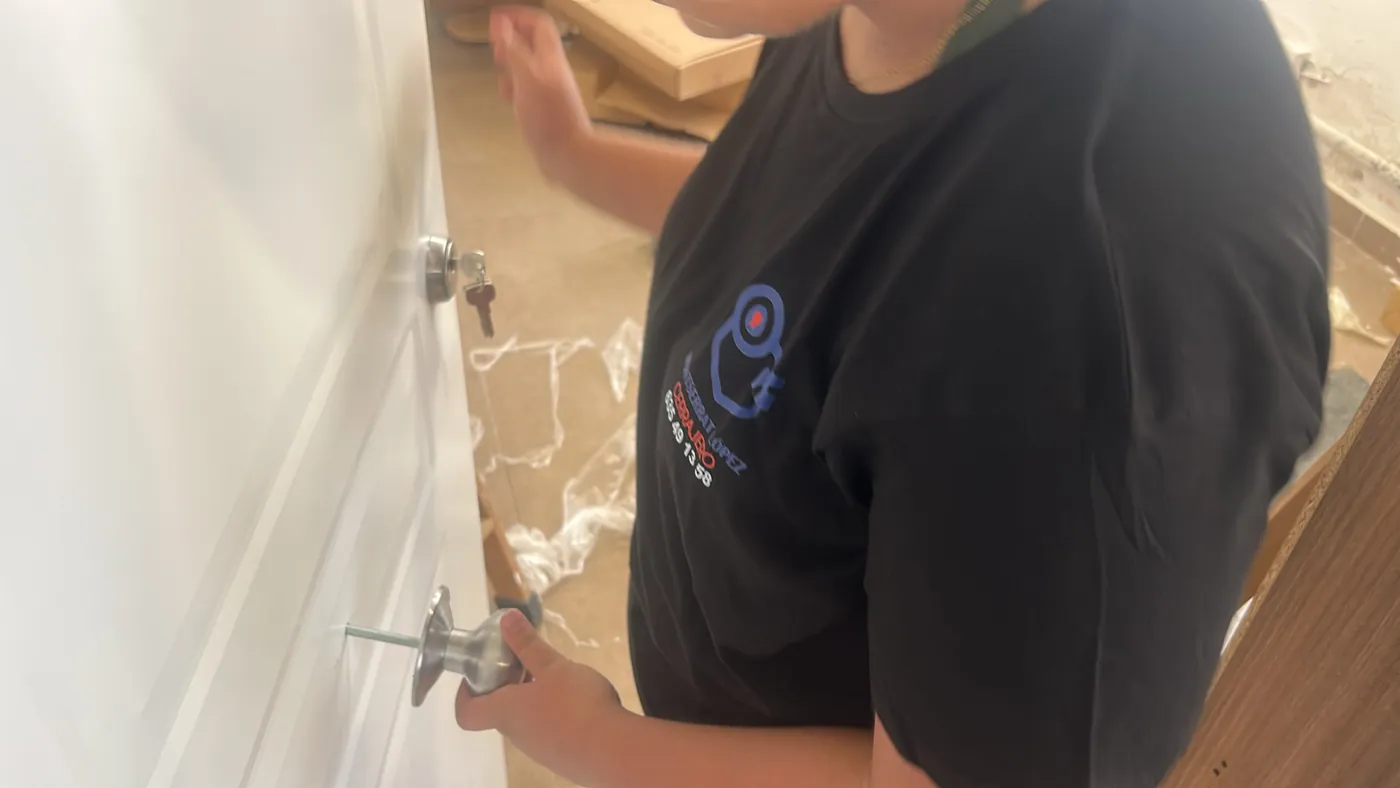 Cerrajero trabajando en una cerradura en Canet de Mar
